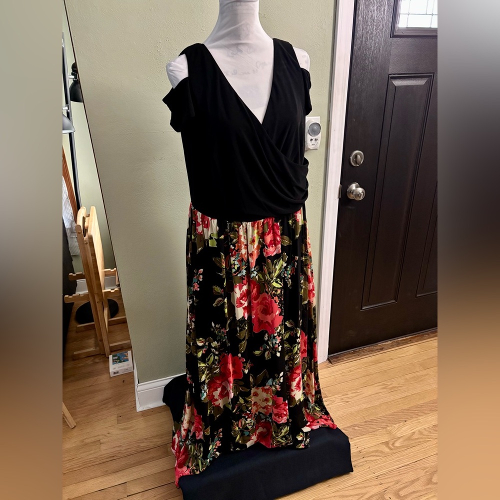 SLNY Black and Red Sleeveless Maxi Dress for Weddings